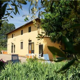 A selection of 2-3 bedroom apartments with shared pool near Florence, Sleeps 4-6